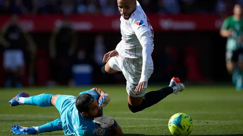 Claudio Bravo cometió el penal que originó el primer gol de Sevilla.
