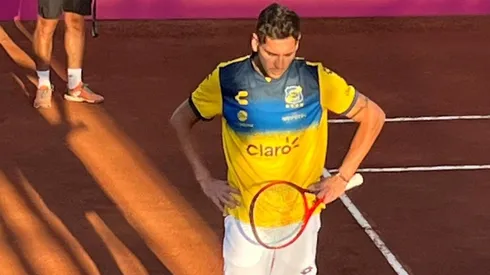 Tal como lo ha realizado en todo el torneo Alejandro Tabilo luce su camiseta de Everton en la previa del partido por las semifinales.