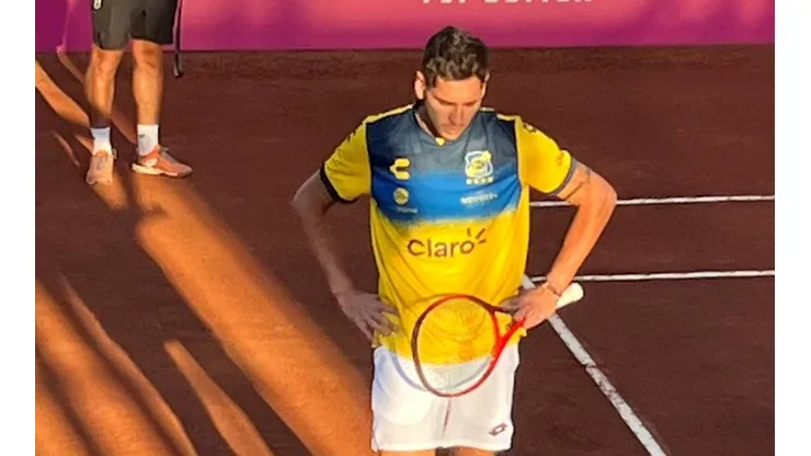 Tal como lo ha realizado en todo el torneo Alejandro Tabilo luce su camiseta de Everton en la previa del partido por las semifinales.