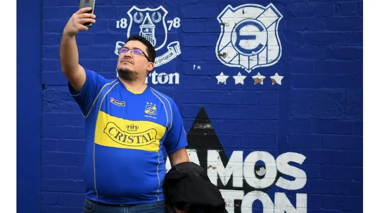 Un hincha del Everton chileno se dejó ver en Goodison Park apoyando al elenco inglés