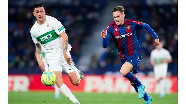 Enzo Roco jugó los 90 minutos del partido en la defensa del Elche ante los colistas.