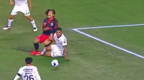 Joaquín Montecinos recibió un patadón de Anderson Santamaría, que le costó la expulsión al recio defensor peruano