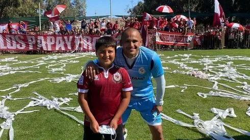 Chupete en compañía de su pequeño hijo Chuy en el banderazo en La Alpina