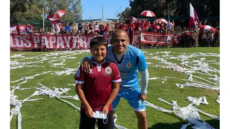 Chupete en compañía de su pequeño hijo Chuy en el banderazo en La Alpina