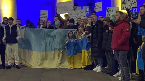 Oleksandr Zinchenko protesta en Manchester contra la invasión rusa a Ucrania.