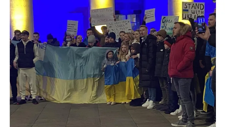 Oleksandr Zinchenko protesta en Manchester contra la invasión rusa a Ucrania.