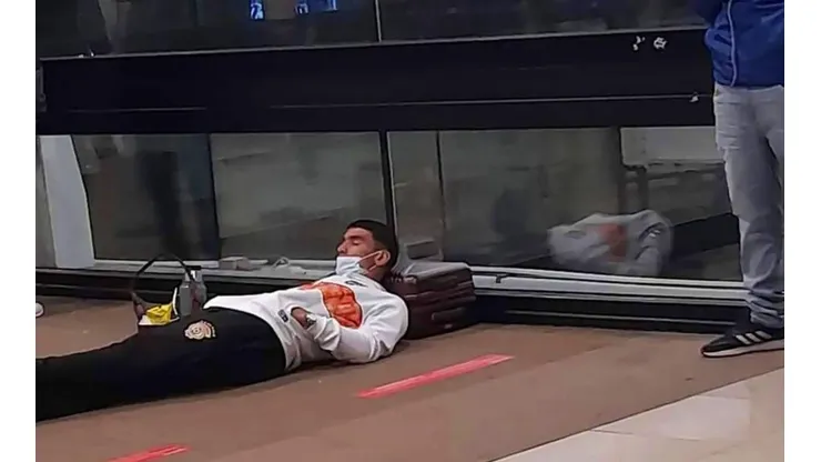 Los jugadores de Cobreloa tuvieron que dormir en el suelo esperando un nuevo vuelo para llegar hasta Concepción.