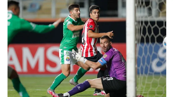 Debut ganador: Audax derrotó a Estudiantes en un partido polémico y de varios expulsados en Copa Libertadores.