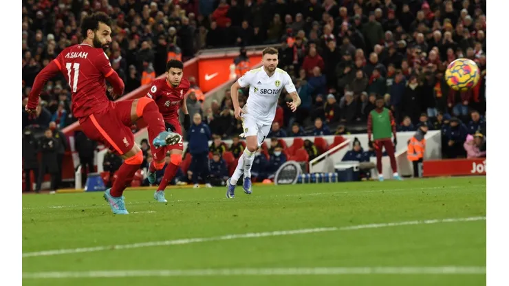 Mohamed Salah brilló gracias a dos goles de penal y una asistencia.