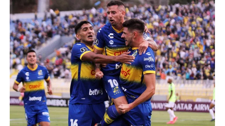 Everton goleó en su estreno en Copa Libertadores y se acerca a la tercera fase