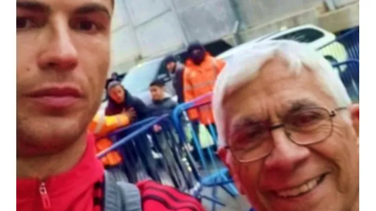 El que puede, puede; parecer decir Gabriel Aravena, alias Cachureo, al retratarse junto a uno de los mejores futbolistas de la historia, Cristiano Ronaldo