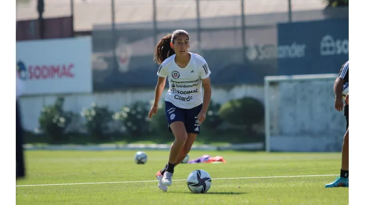 La alegría de Nayadet por tener a su familia chilena viendo a la Roja fem