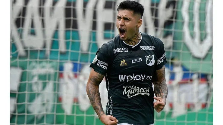 El chileno Sebastián Leyton marca para el Deportivo Cali de Rafael Dudamel.