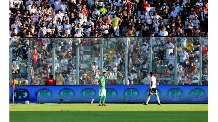 El partido entre Colo Colo y Audax Italiano se detuvo por el lanzamiento de proyectiles por parte de hinchas del Cacique
