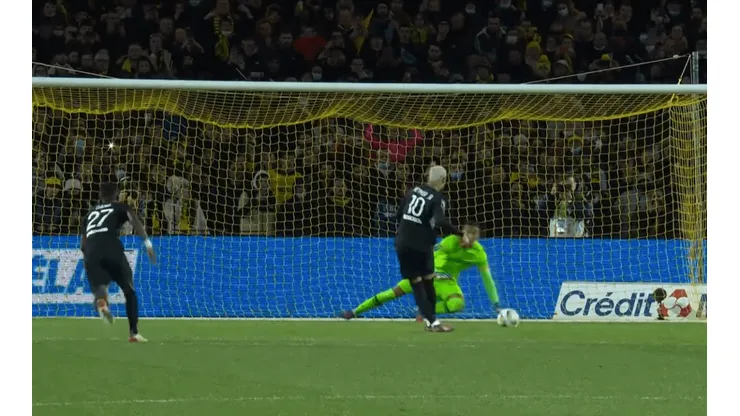Neymar ejecutó el penal de una terrible manera.