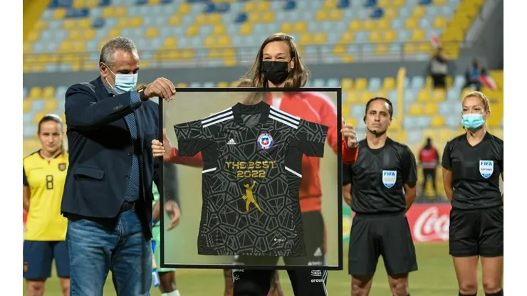 Tiane Endler recibió el homenaje de Chile en el estadio Sausalito