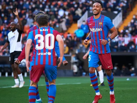Triplete de Aubameyang mete al Barcelona en puestos de Champions