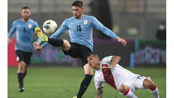 Perú y Uruguay se enfrentan en un compromiso con tintes de final.