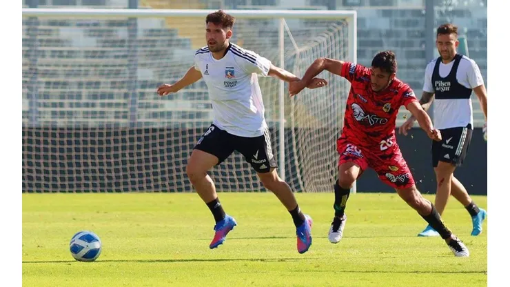 El ingreso de César Fuentes por Vicente Pizarro es una de las novedades que ha ensayado Colo Colo en la formación para enfrentar este sábado a Audax Italiano