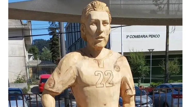 La imagen del trabajo realizado en madera que está en la plaza de Penco