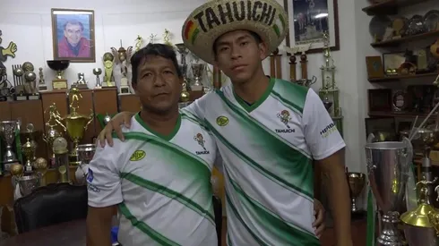 Ervin Vaca junto a su padre en la Academia Tahuichi Aguilera