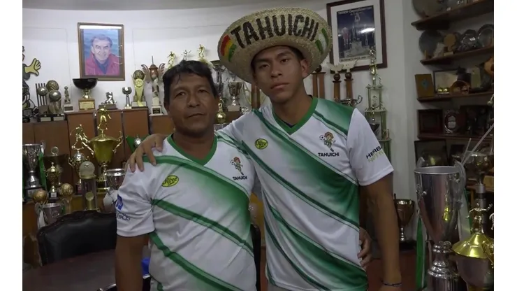 Ervin Vaca junto a su padre en la Academia Tahuichi Aguilera