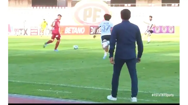 Gustavo Quinteros no se guardó sus críticas contra Maximiliano Falcón y lo reprendió en pleno campo de juego