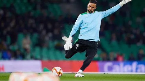 Bravo vive la etapa final de su recuperación tras lesionarse ante Argentina en las Eliminatorias a Qatar 2022 y ya volvió entrenarse con sus compañeros en el Betis bajo la mirada del Ingeniero.