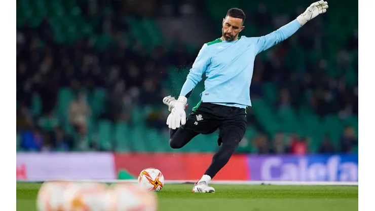 Bravo vive la etapa final de su recuperación tras lesionarse ante Argentina en las Eliminatorias a Qatar 2022 y ya volvió entrenarse con sus compañeros en el Betis bajo la mirada del Ingeniero.