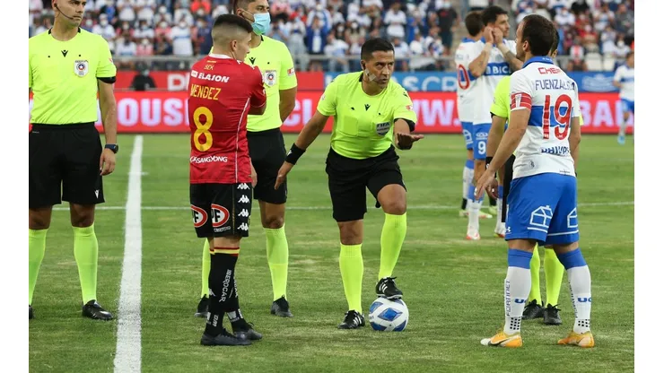 La cancha de San Carlos de Apoquindo sufre con los cambios de temperatura, ya que ese factor produjo una bacteria que daña la cancha de los Cruzados.