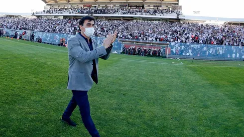 Gustavo Quinteros es saludado por los hinchas de Colo Colo