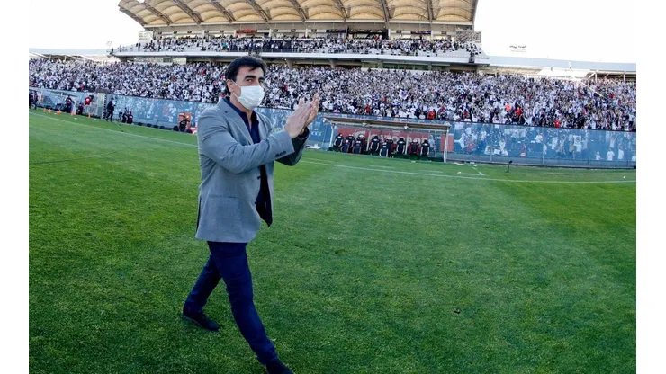 Gustavo Quinteros es saludado por los hinchas de Colo Colo