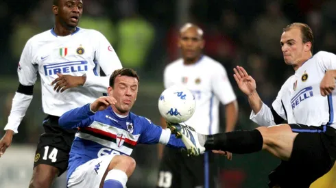 Flachi enfrentando al Inter de Milán. En la foto disputando el balón con Vieira y Cambiasso