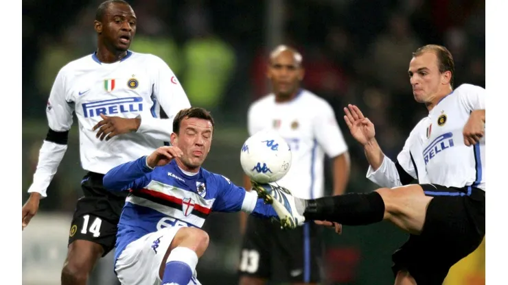 Flachi enfrentando al Inter de Milán. En la foto disputando el balón con Vieira y Cambiasso