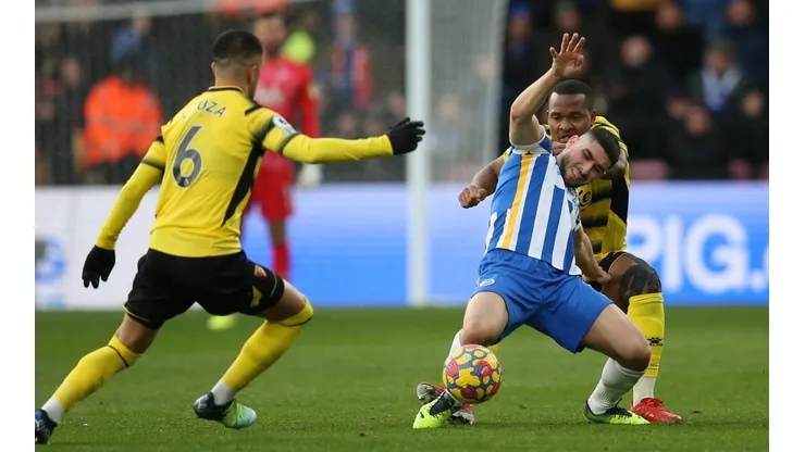 Neal Maupay alza la mano para ser llamado por Argentina.