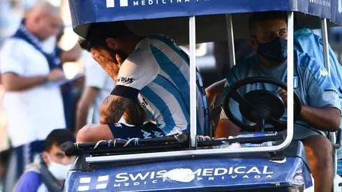 Eugenio Mena salió lesionado del partido ante Gimnasia