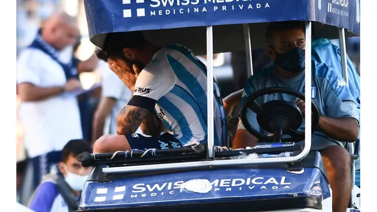Eugenio Mena salió lesionado del partido ante Gimnasia