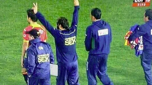 Sierra molestando a los hinchas de la UC el 2013