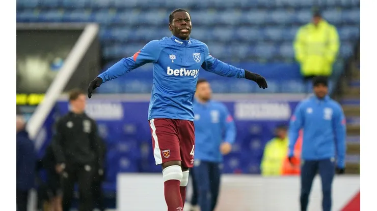 Zouma calienta en la previa del partido del Leicester