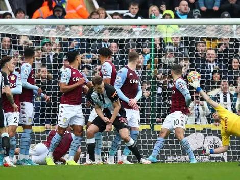 Video: a Dibu Martínez le clavan un tiro libre por la mitad del arco