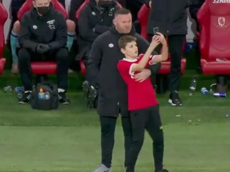 Nunca antes visto: salta a la cancha y se saca selfie con DT rival