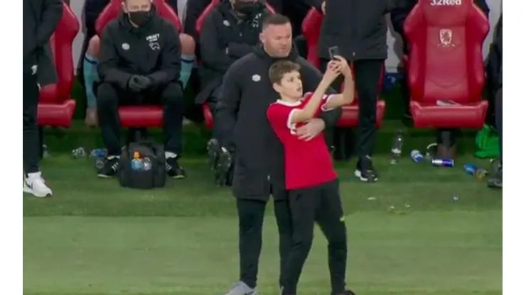Wayne Rooney y el hincha del Middlesbrough