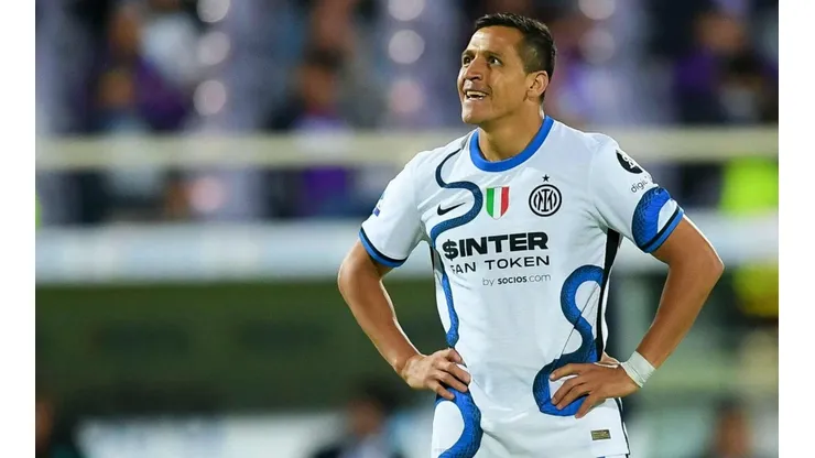 Alexis Sánchez tuvo que esperar largos minutos para ingresar en el choque entre Inter y Napoli por la liga italiana