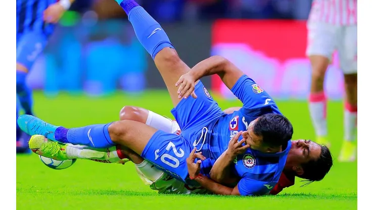Iván Morales jugó todo el segundo tiempo de la derrota de Cruz Azul ante Necaxa, en su estreno oficial en el fútbol mexicano