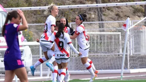 Camila Sáez celebra junto a sus compañera el triunfo del Rayo