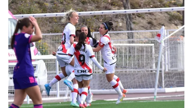 Camila Sáez celebra junto a sus compañera el triunfo del Rayo