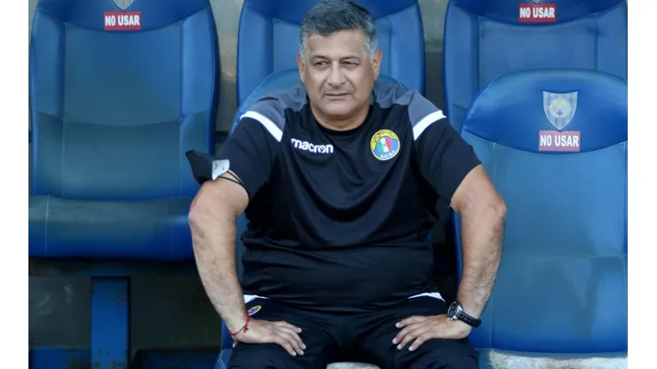 El entrenador de 52 años lamentó el fallecimiento de su esposa Viviana Barriga en la primera fecha del Campeonato Nacional 2022.