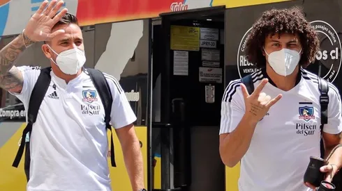 Los jugadores saludaron con distancia a sus seguidores que los esperaban