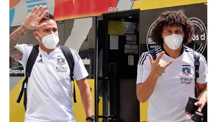 Los jugadores saludaron con distancia a sus seguidores que los esperaban