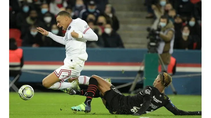 La afición del PSG causó un clima hostil a su equipo.